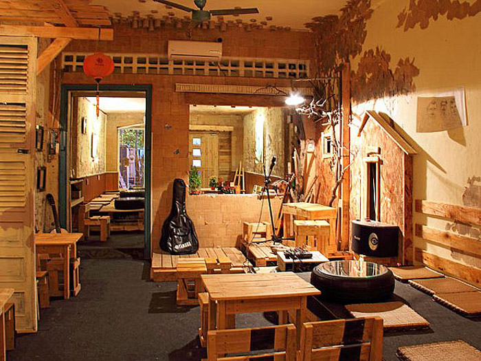 1-Thiết kế quán cafe bằng gỗ đơn giản, thu hút khách hàng